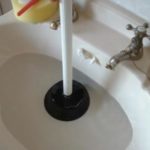 Как бороться с засорами в ванной и туалете